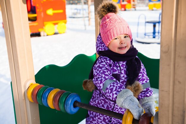 Mała dziewczynka cieszy się pięknego zima dzień outdoors