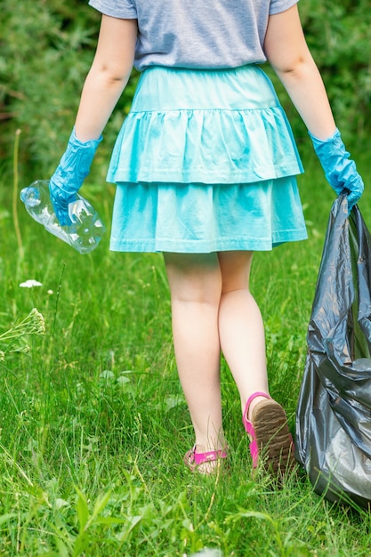Mała Dziewczynka Czyści Plastikowe śmieci