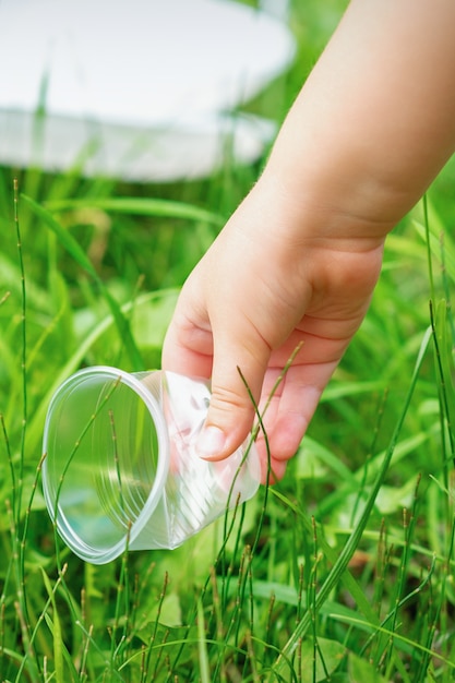 Mała Dziewczynka Czyści Plastikowe Sztućce