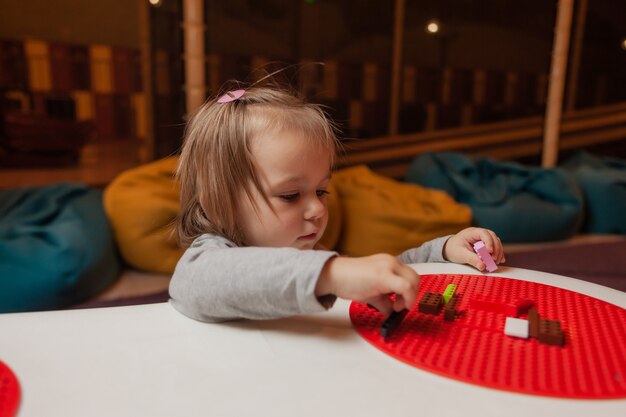 Mała Dziewczynka Gra Klockami Zabawki Przy Stole W Centrum Rozrywki Dla Dzieci