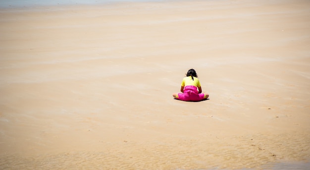 Mała dziewczynka grać na plaży