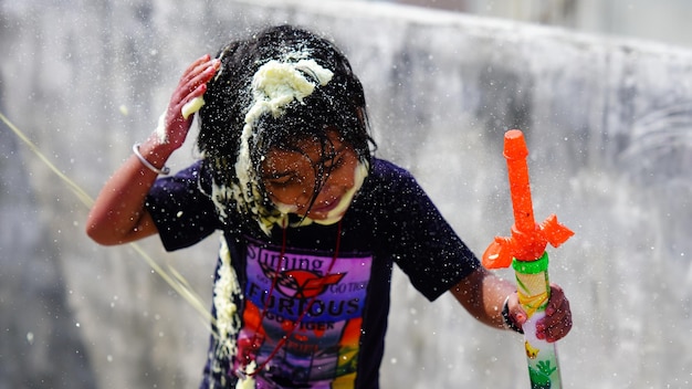 Mała Dziewczynka Grająca W Holi Z Wodą I Kolorami