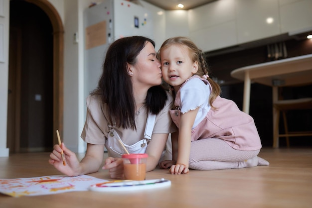 Mała Dziewczynka I Ich Mama Bawią Się Na Ciepłej Podłodze Z Ogrzewaniem Podłogowym W Salonie Malarstwo Akwarelowe