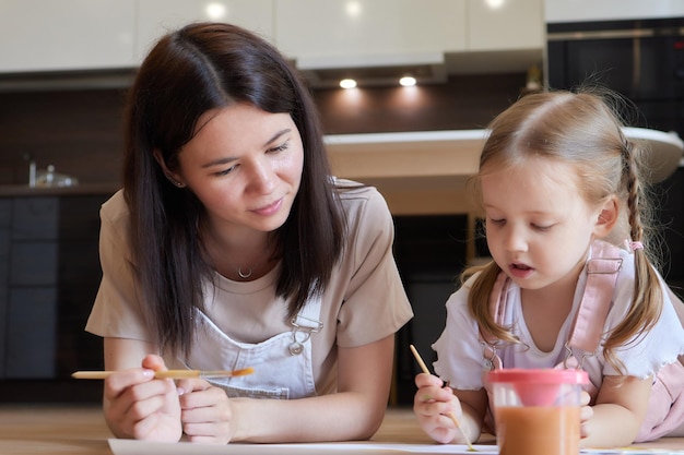 Mała Dziewczynka I Ich Mama Bawią Się Na Ciepłej Podłodze Z Ogrzewaniem Podłogowym W Salonie Malarstwo Akwarelowe