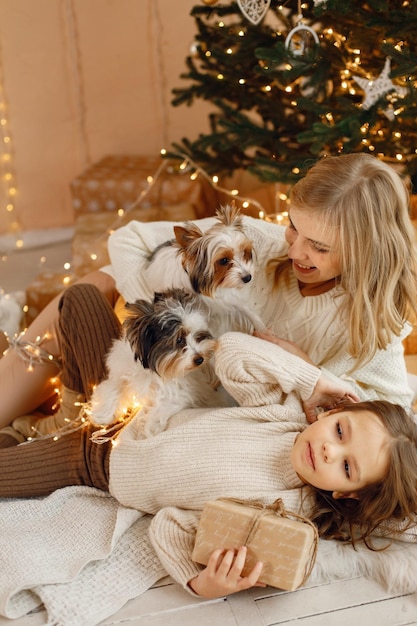 Mała dziewczynka i jej mama leżą na podłodze i bawią się razem