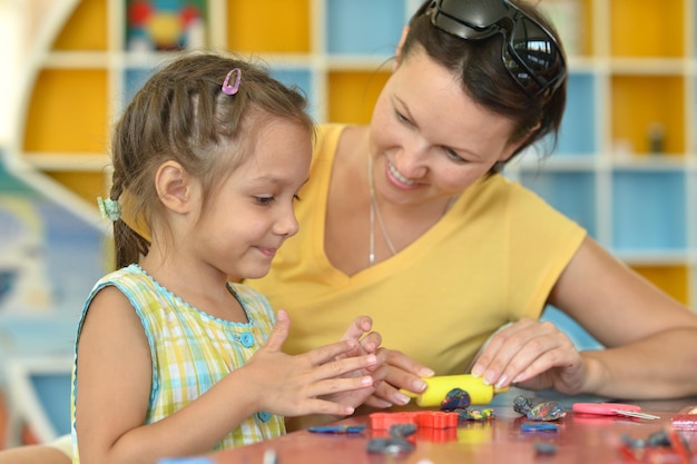 Mała dziewczynka i mama bawią się w domu