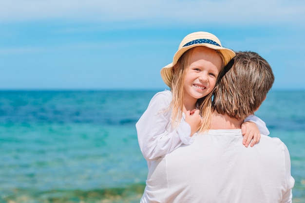 Mała Dziewczynka I Szczęśliwy Tata Ma Zabawę Podczas Wakacje Na Plaży