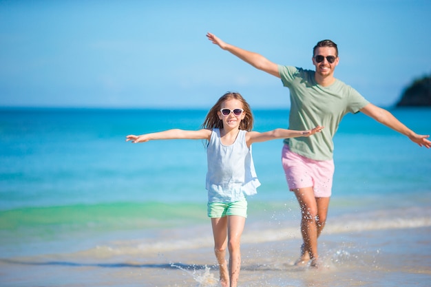 Mała Dziewczynka I Szczęśliwy Tata Ma Zabawę Podczas Wakacje Na Plaży