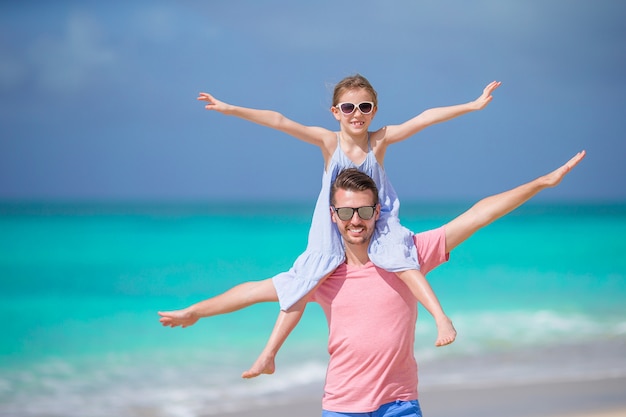 Mała Dziewczynka I Szczęśliwy Tata Ma Zabawę Podczas Wakacje Na Plaży