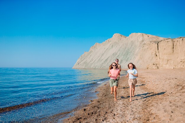 Mała dziewczynka i szczęśliwy tata, zabawy podczas wakacji na plaży