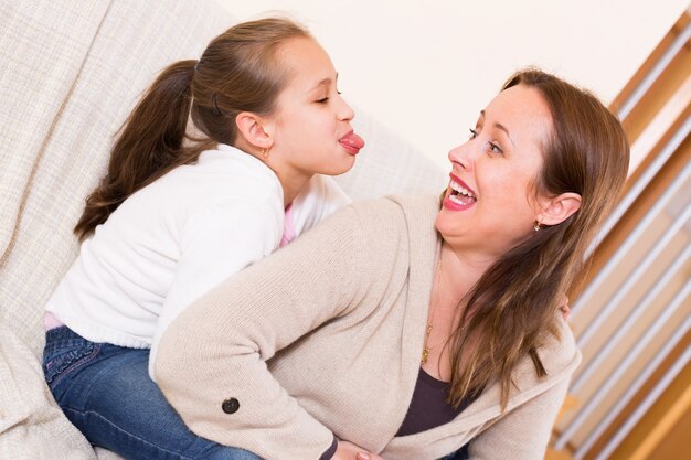 Mała Dziewczynka I Uśmiechnięta Mama