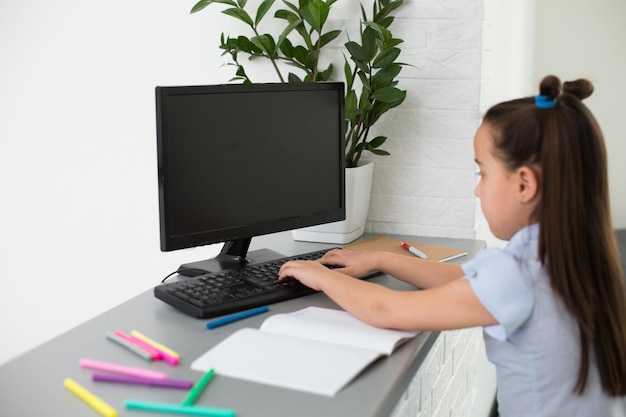 Mała dziewczynka korzystająca z koncepcji komputera, nauka online na odległość