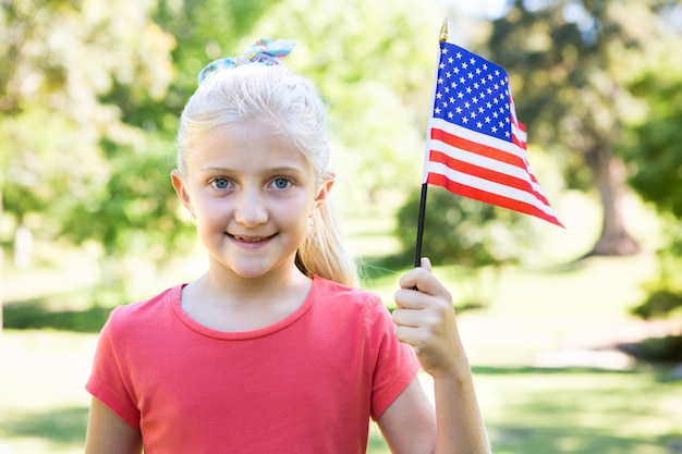 Zdjęcie mała dziewczynka macha flaga amerykańską