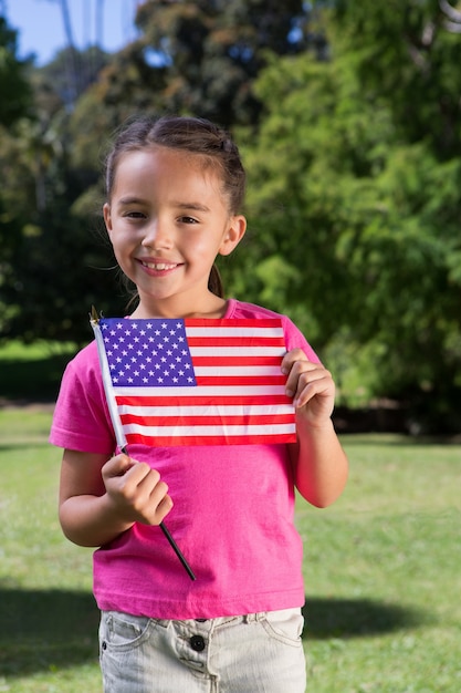 Mała dziewczynka macha flaga amerykańską