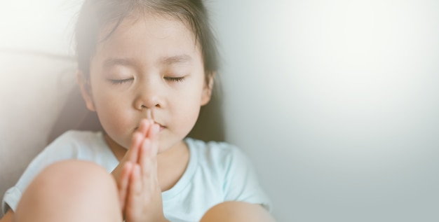 Mała Dziewczynka, Modląc Się. Ręce Złożone W Koncepcji Modlitwy O Wiarę, Duchowość I Religię.