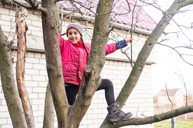 Mała dziewczynka na drzewie, rozrywka dla dzieci