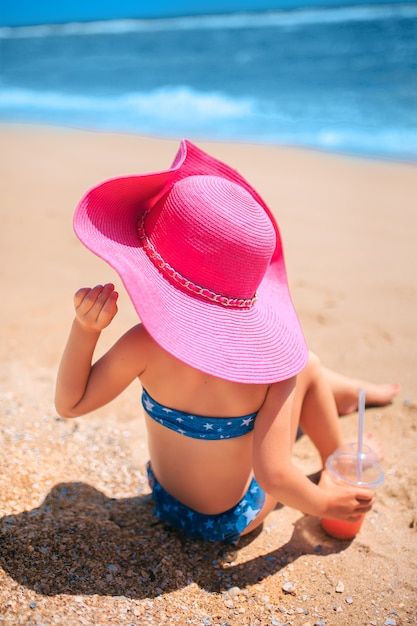 Mała dziewczynka na plaży