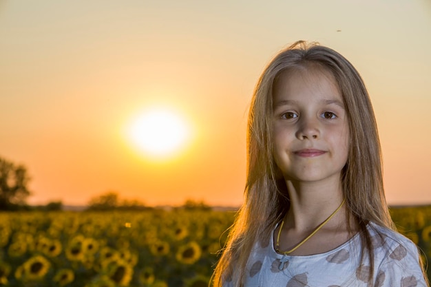 Mała Dziewczynka Na Polu Ze Słonecznikami Zamazanym Tłem