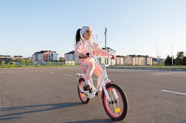 Mała Dziewczynka Na Rowerze W Letnim Parku Na Rowerze Na świeżym Powietrzu