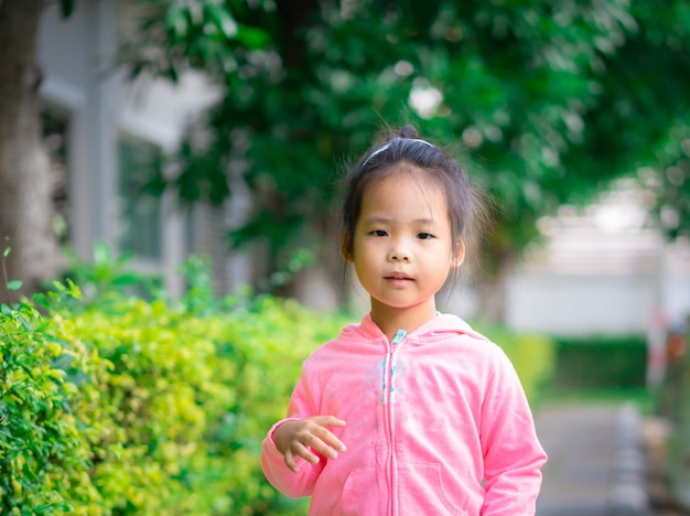 Mała dziewczynka nosić kurtkę w parku