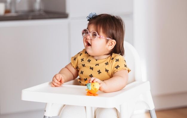 mała dziewczynka nosiła okulary bawiące się zabawkami
