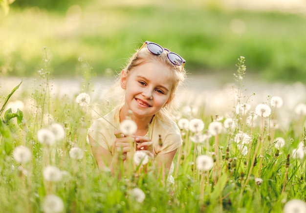 Mała dziewczynka outside na dandelion polu