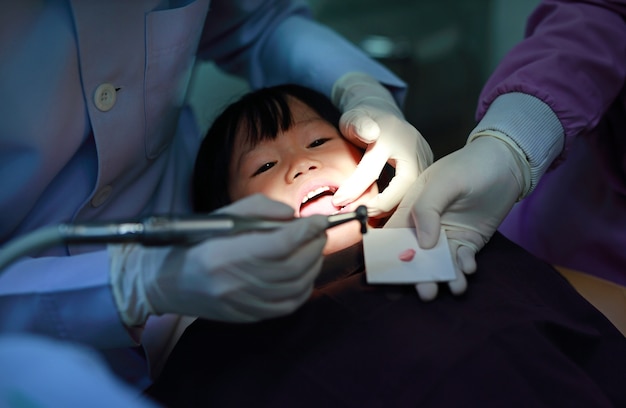 Mała dziewczynka podczas ekstrakcji zęba