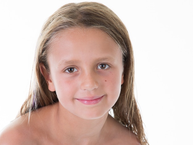Zdjęcie mała dziewczynka portreta zakończenie w górę ono uśmiecha się na białym tle