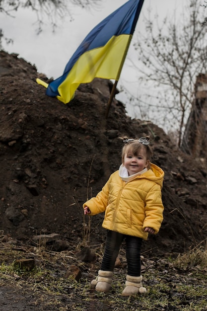 Mała Dziewczynka Przed Strukturami Obronnymi Armii Ukraińskiej Wojna Na Ukrainie Dzieci I Wojna