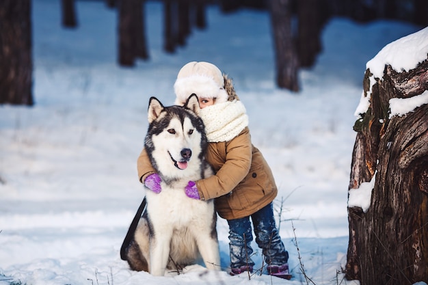 Mała Dziewczynka Przytulanie Swojego Dużego Psa Malamute