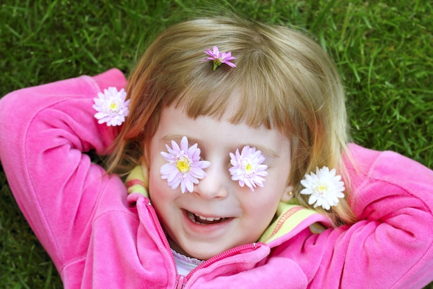 Mała dziewczynka r. Trawy daisiy kwiaty w oczach