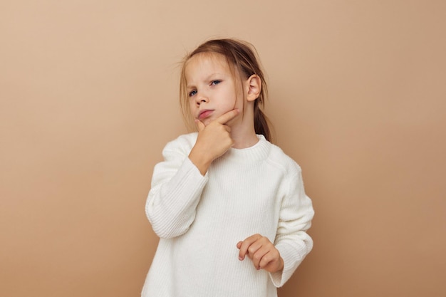 Mała dziewczynka radość pozuje emocje moda na białym tle