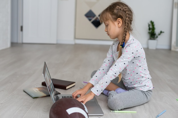 Mała dziewczynka Ręce za pomocą laptopa. Zakupy online w dzieciństwie.