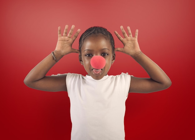 Mała dziewczynka robi grymasowi z czerwonym hałasem