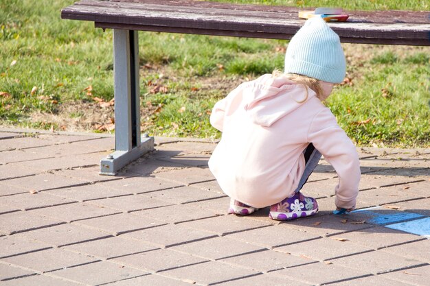 Mała Dziewczynka Rysuje Kredą. Park. Jesień.