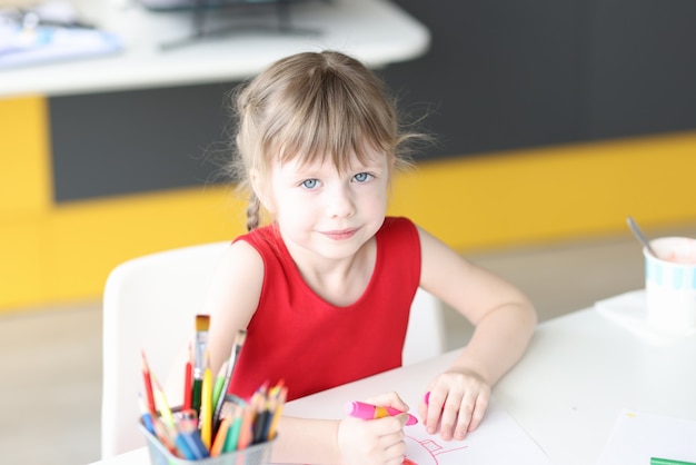 Mała Dziewczynka Rysuje Kredkami Na Papierze Rozwój Kreatywnego Myślenia U Dzieci