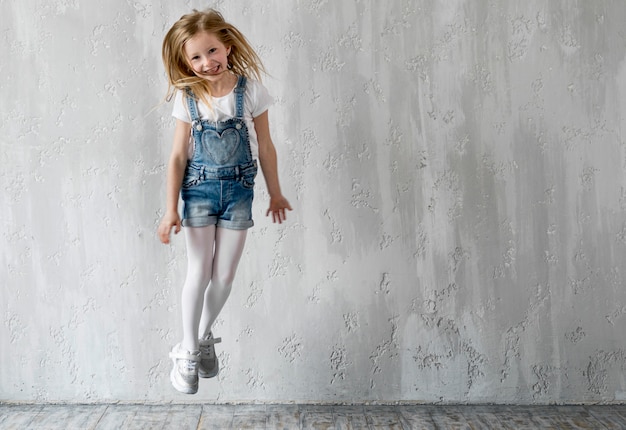 Zdjęcie mała dziewczynka skacze