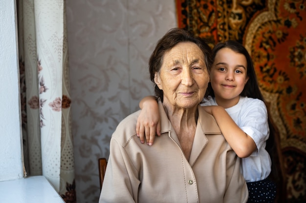 Mała Dziewczynka śmieje Się Ze Swoją Prababką