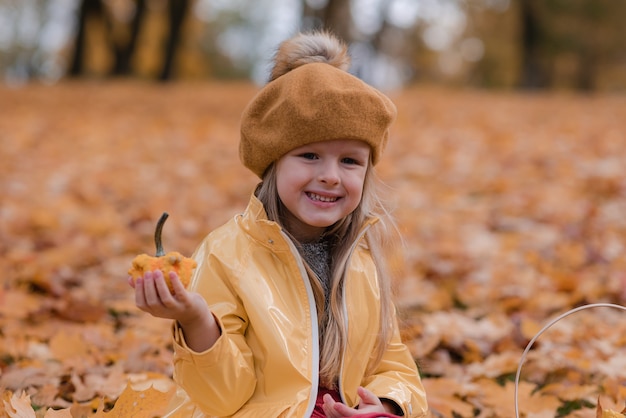 Mała dziewczynka spaceru w parku z liści jesienią ogród przyrody