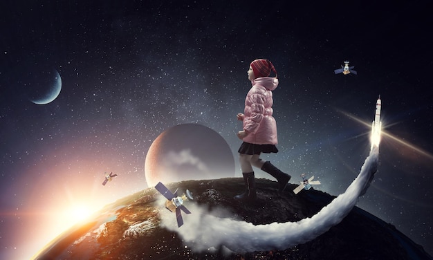 Mała dziewczynka spaceruje samotnie w piękną noc pełni księżyca. Różne środki przekazu