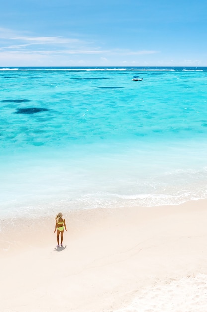 Mała Dziewczynka Stoi Na Plaży Le Morne Na Oceanie Indyjskim Na Wyspie Mauritius.