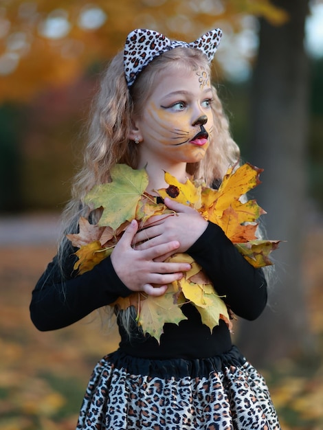 Mała dziewczynka świętuje Halloween w parku