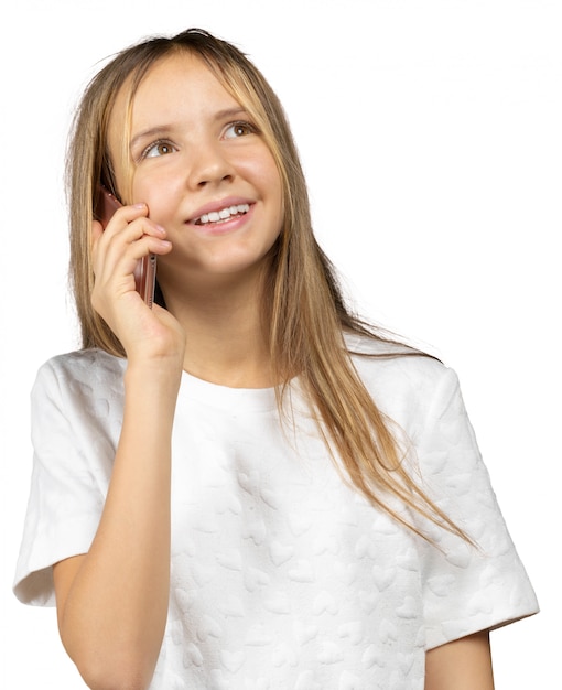 Mała dziewczynka trzyma mądrze telefon na bielu