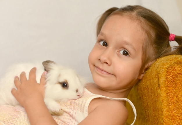 Mała dziewczynka trzyma małego królika