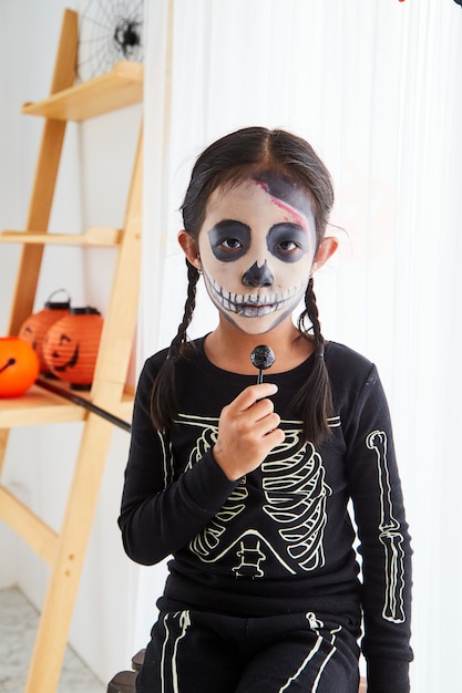 Mała dziewczynka w Halloween kostiumu w domu