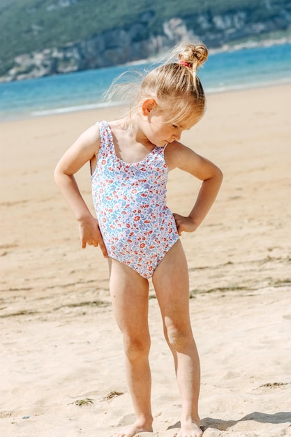 Mała dziewczynka w kostiumie kąpielowym