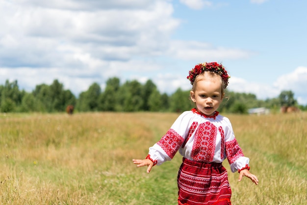 mała dziewczynka w krajowych ukraińskich strojach - vyshyvanka. Ukraina, dziecko w naturze