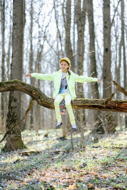 Zdjęcie mała dziewczynka w lesie
