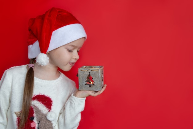 Mała Dziewczynka W Santa Hat Trzyma świecznik Koncepcja Nowego Roku I Bożego Narodzenia