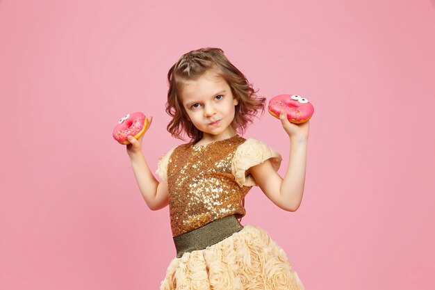 Zdjęcie mała dziewczynka w sukni z pączkami